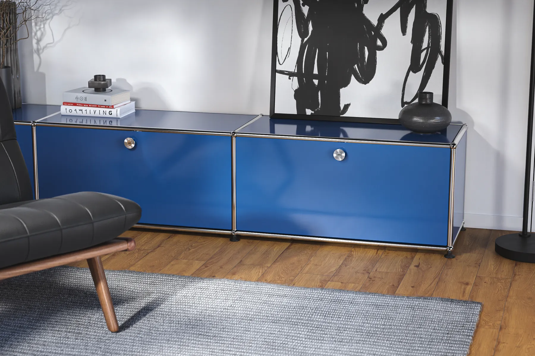 USM Haller Lowboard in Enzianblau