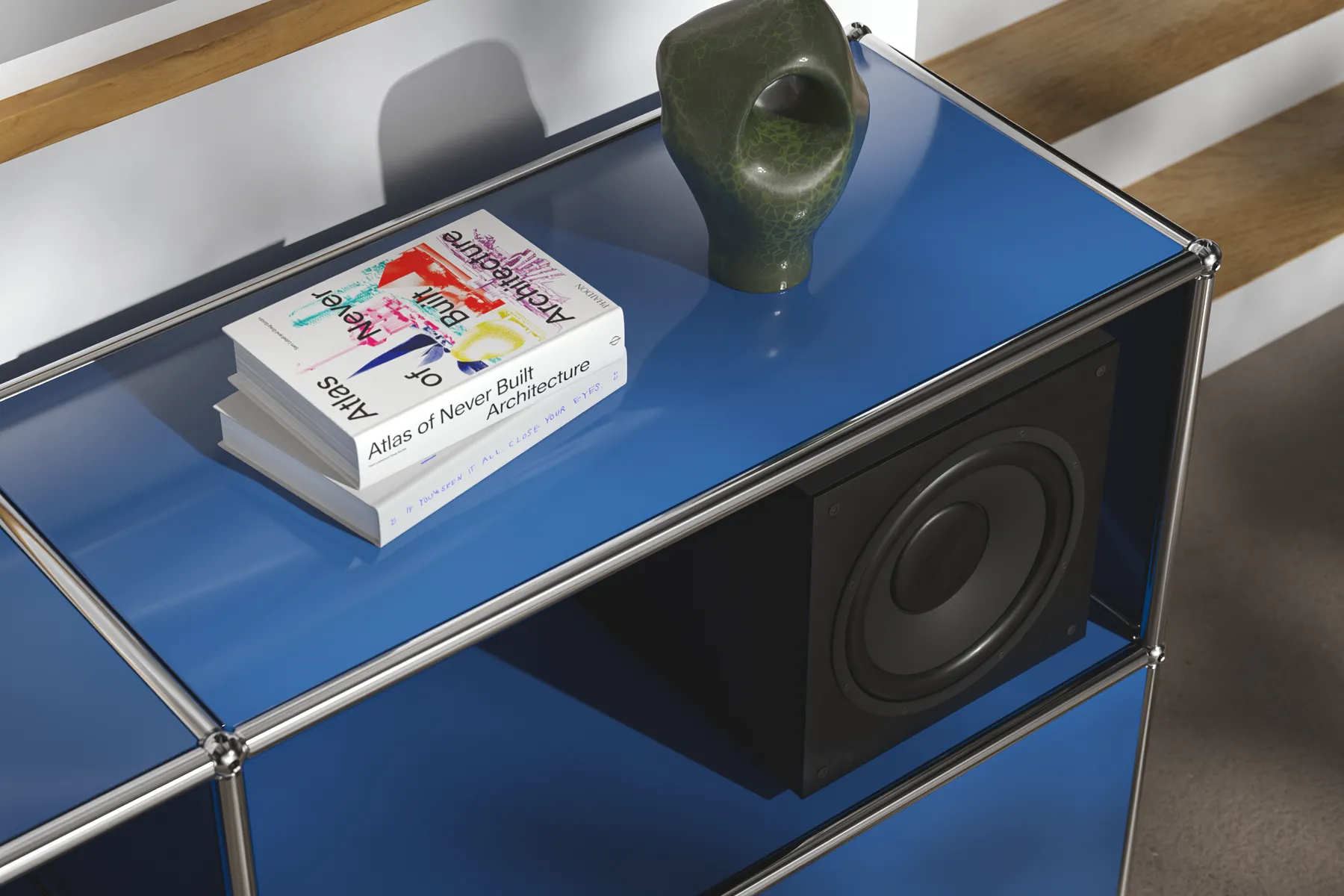 Nahansicht von USM Haller Sideboard mit offenen 2 Fächern in Enzianblau