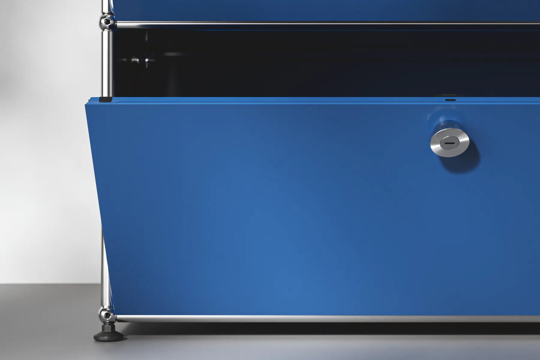 Offene USM Haller Klapptür mit Standardgriff in Enzianblau