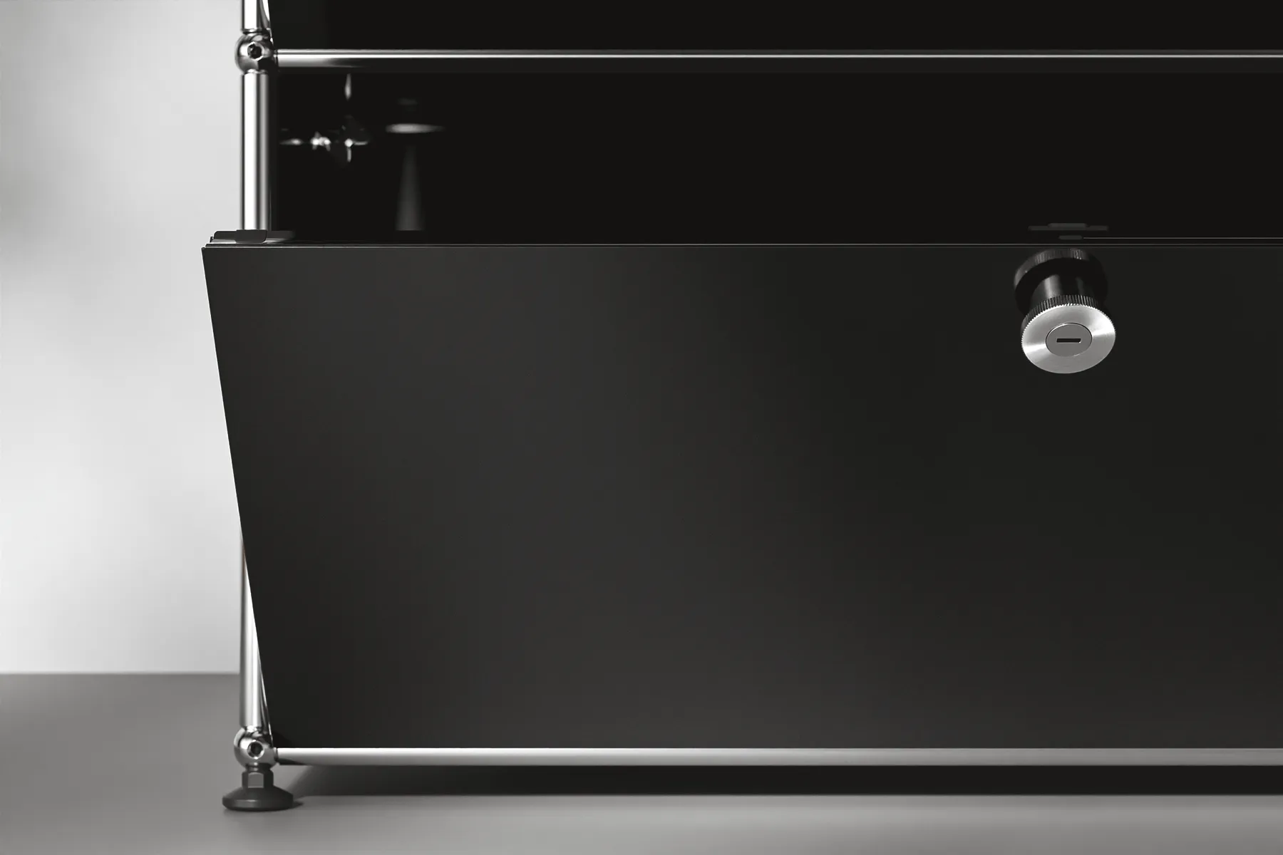 Offene USM Haller Klapptür mit Standardgriff in Graphitschwarz