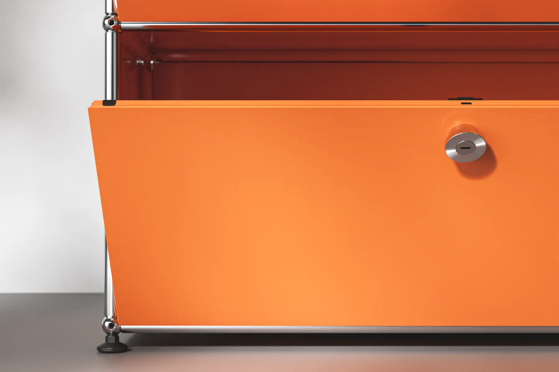 Offene USM Haller Klapptür mit Standardgriff in Reinorange