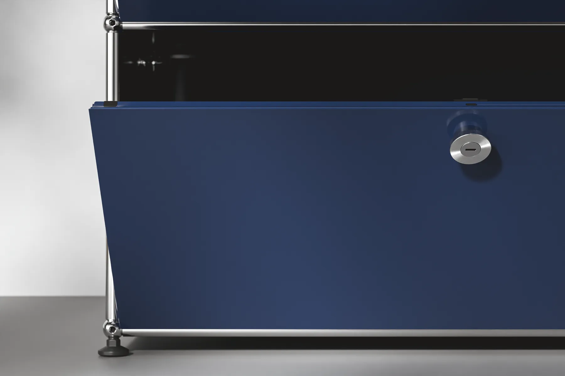 Offene USM Haller Klapptür mit Standardgriff in Stahlblau