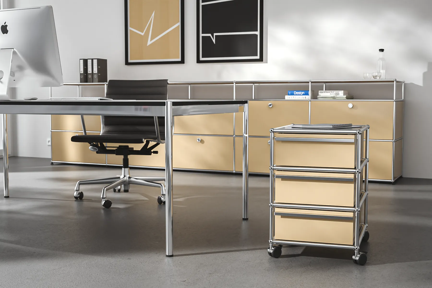 Büro Einrichtung mit USM Haller in Beige