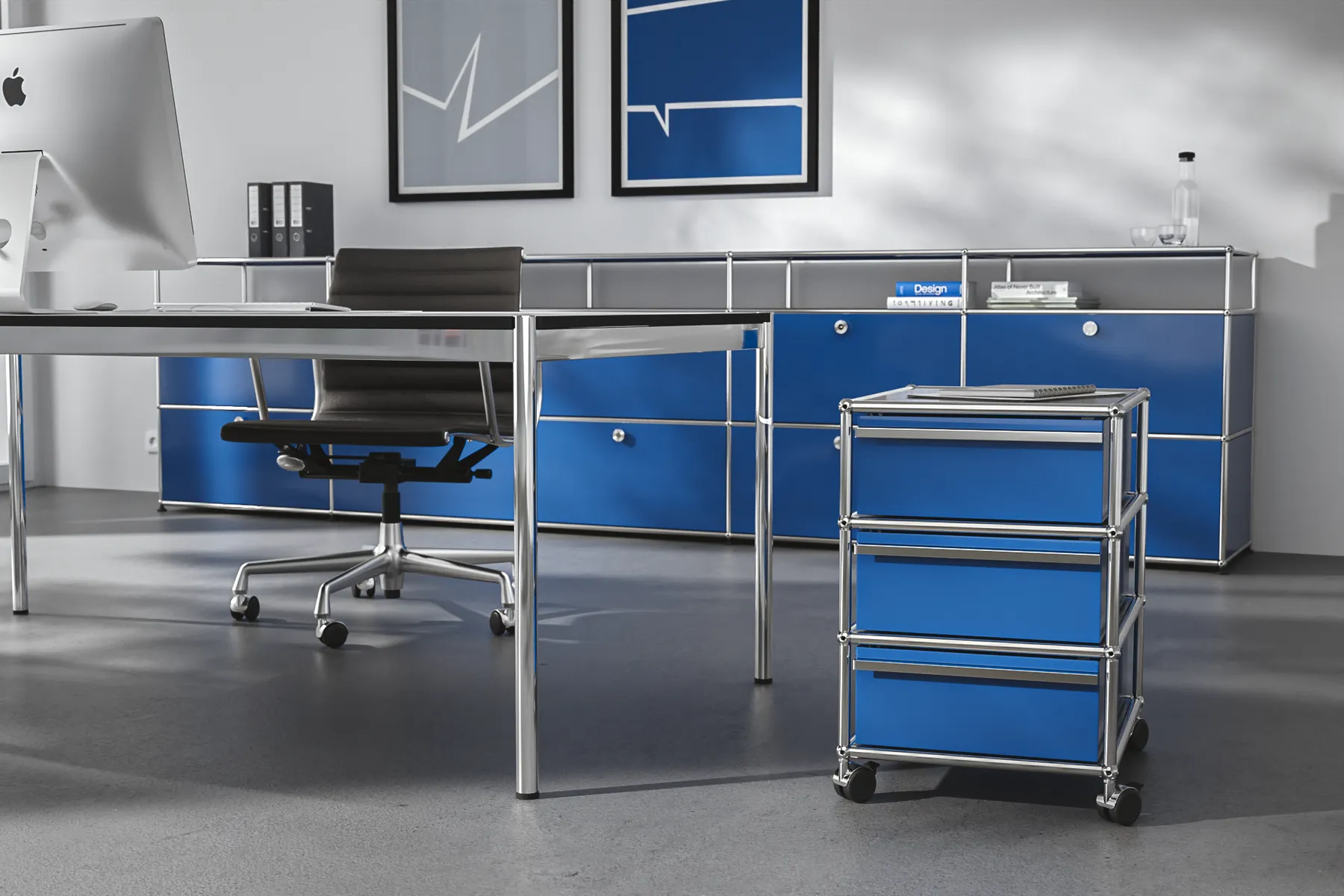 Büro Einrichtung mit USM Haller in Enzianblau
