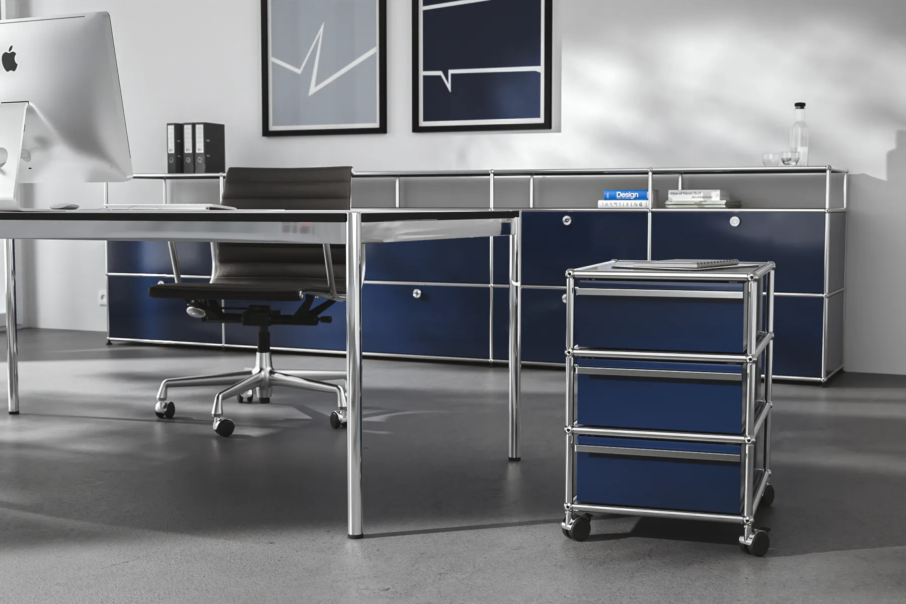Büro Einrichtung mit USM Haller in Stahlblau