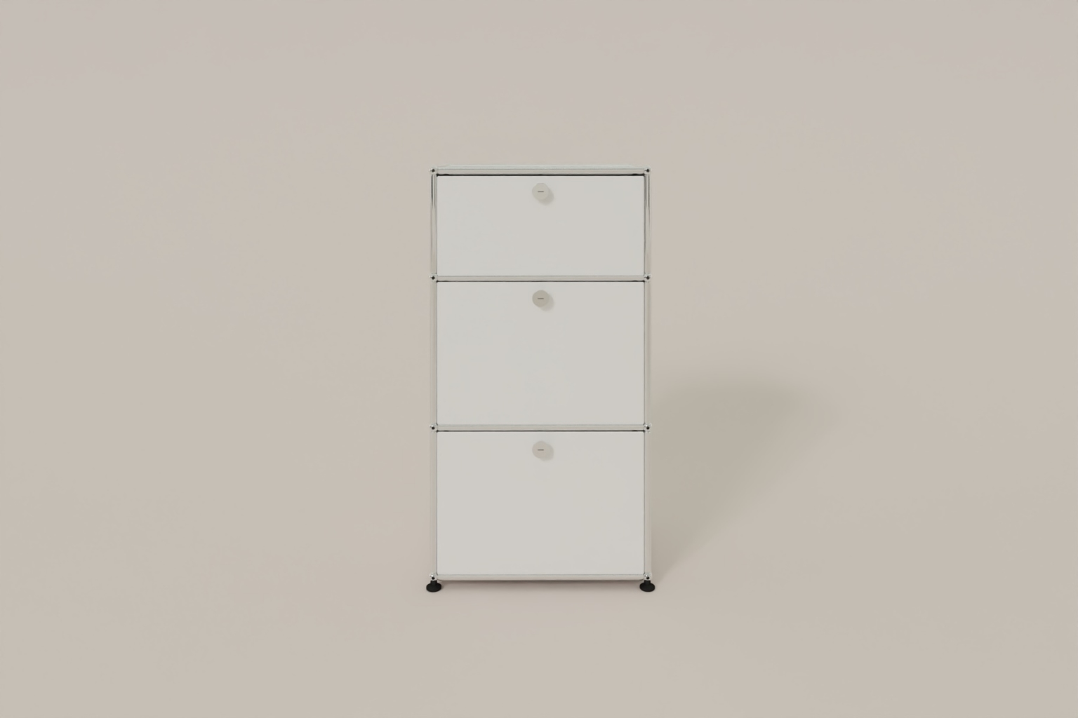USM Haller schmales Highboard mit 3 Klapptüren. Produktbild