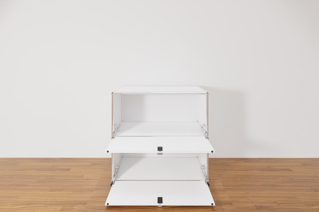 USM Haller Sideboard mit 2 Klapptüren übereinander in Reinweiß, Ausstellungsstück Produktbild