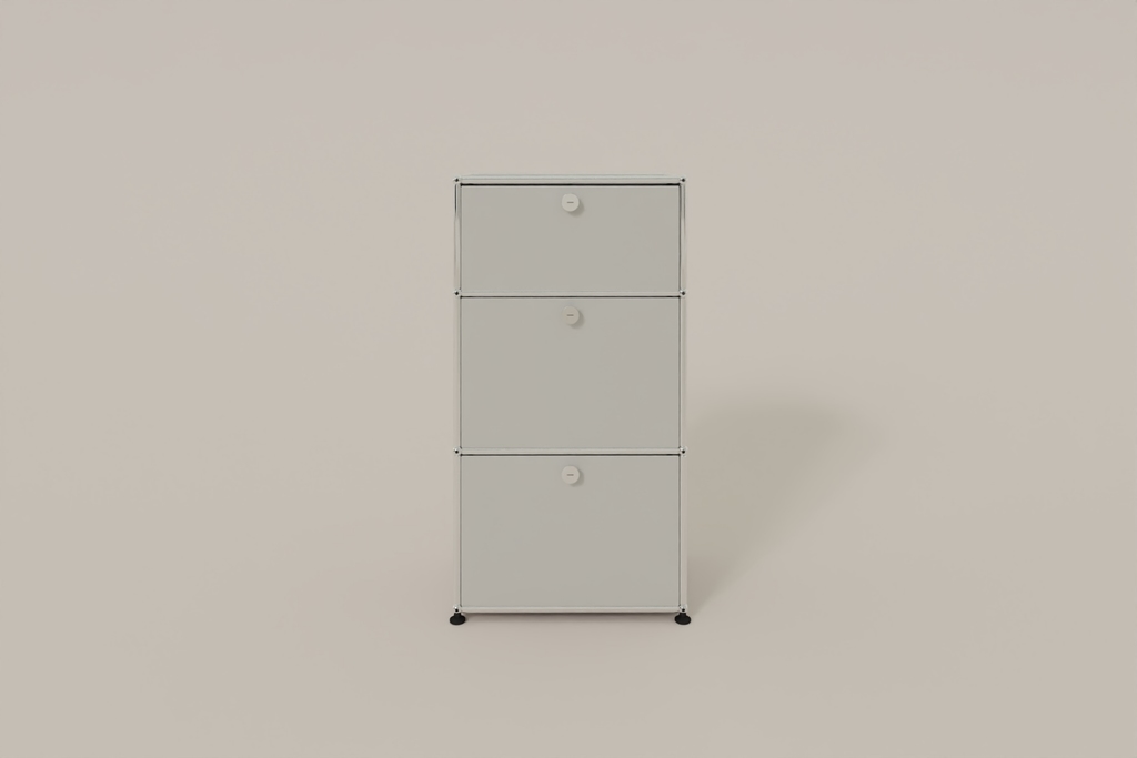 USM Haller schmales Highboard mit 3 Klapptüren. Produktbild