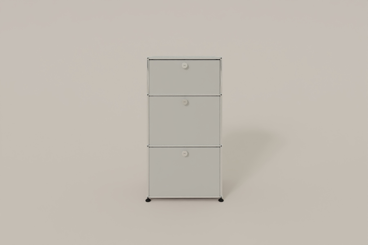 USM Haller schmales Highboard mit 3 Klapptüren. Produktbild