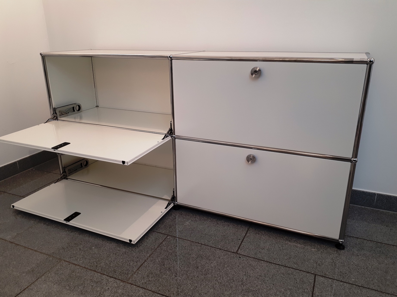Original USM Haller Sideboard mit 4 Klapptüren in 24-reinweiss Produktbild