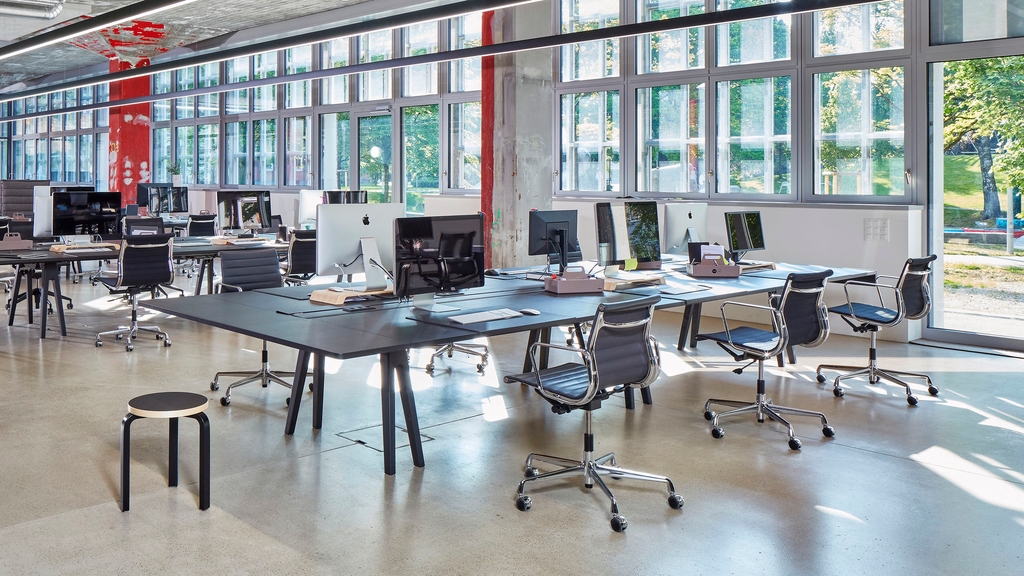 Vitra Aluminium Chair EA117, Drehstuhl, Leder Produktbild