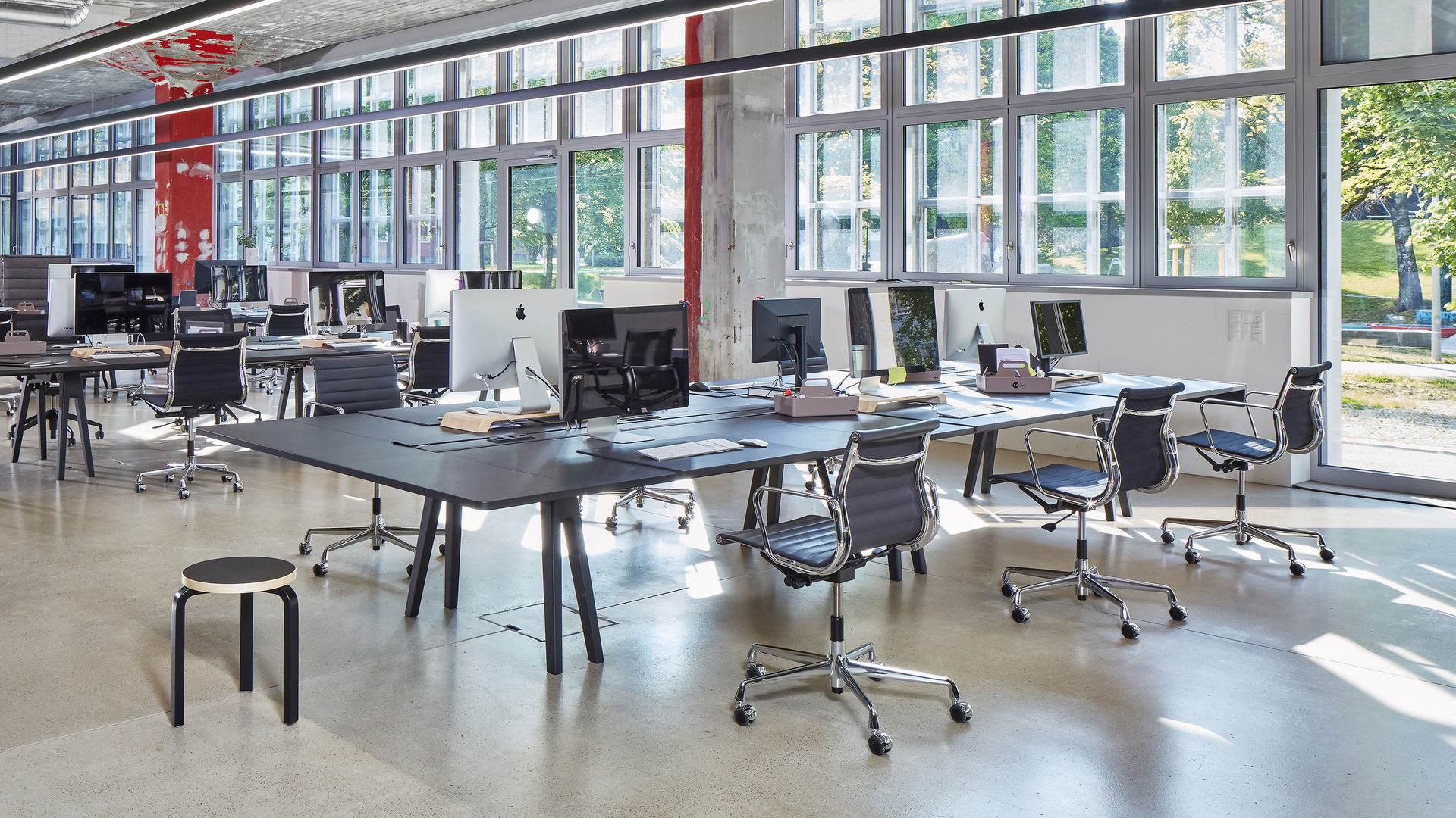 Vitra Aluminium Chair EA117, Drehstuhl, Leder Produktbild