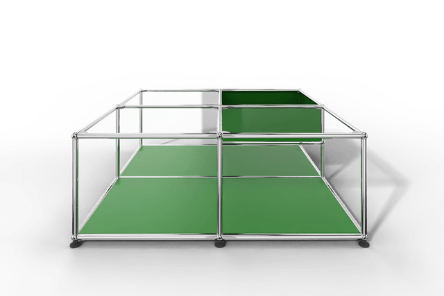 Quadratischer Couchtisch mit Glastablaren und Ablagefach
