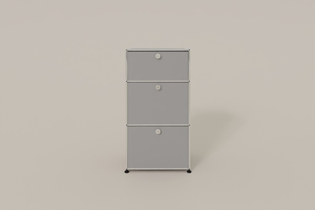USM Haller schmales Highboard mit 3 Klapptüren. Produktbild