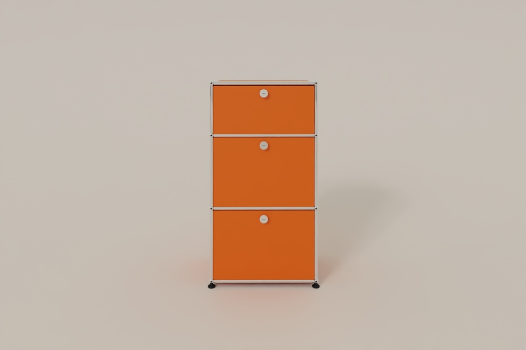 USM Haller schmales Highboard mit 3 Klapptüren. Produktbild
