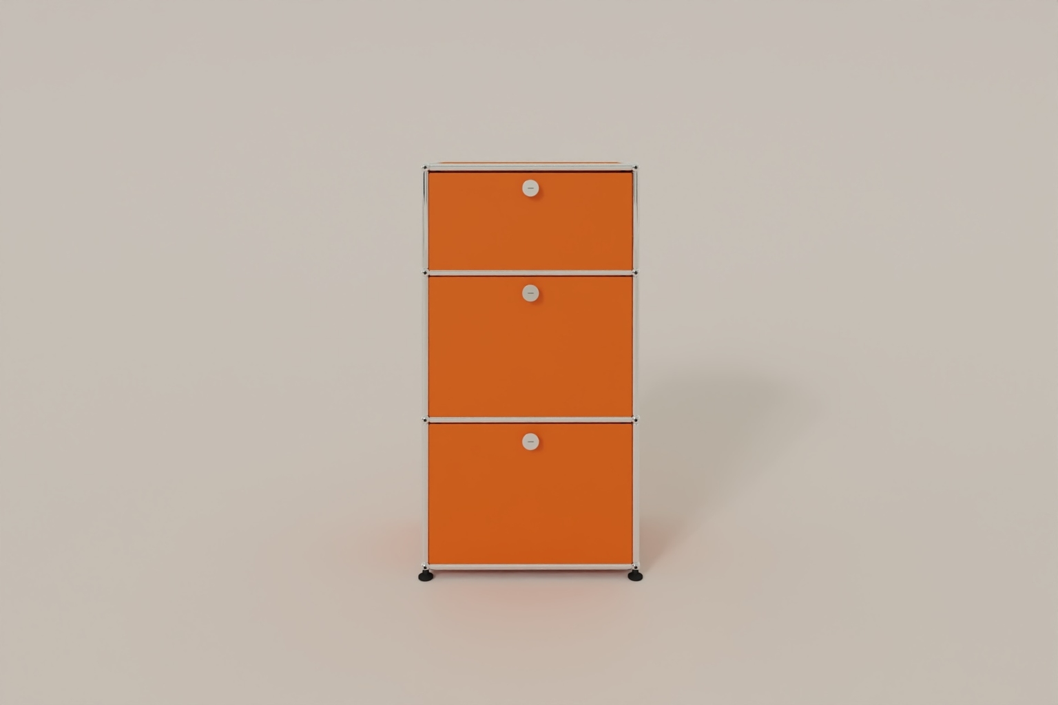 USM Haller schmales Highboard mit 3 Klapptüren. Produktbild