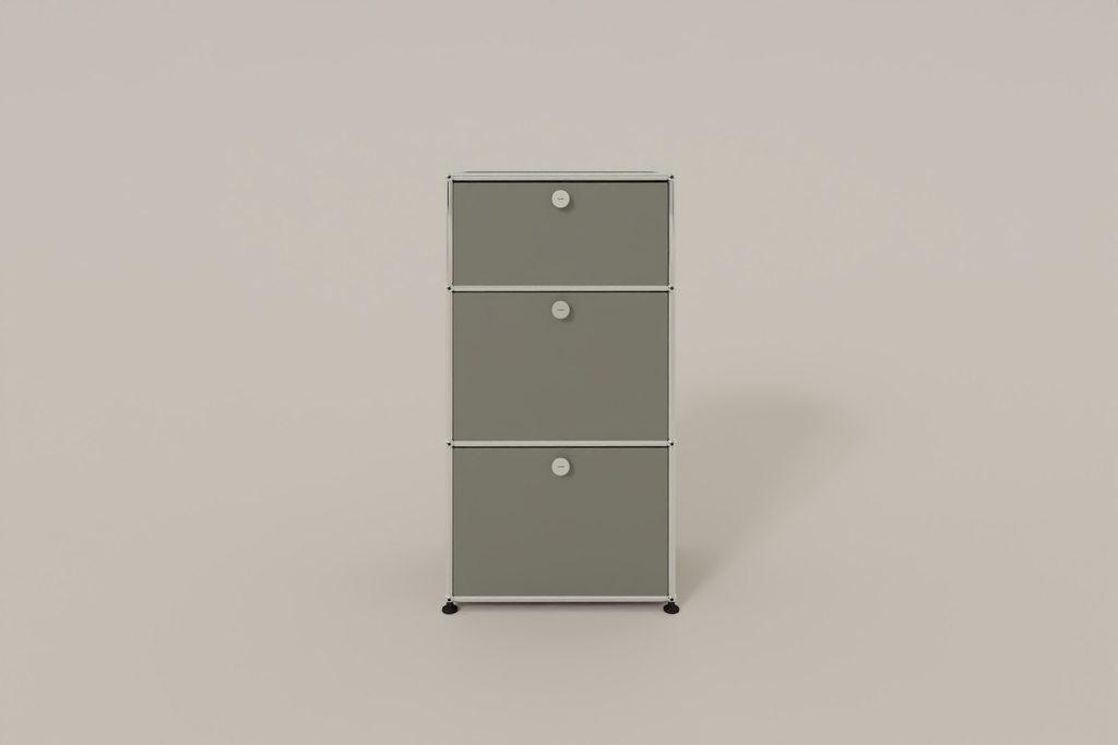 USM Haller schmales Highboard mit 3 Klapptüren.
