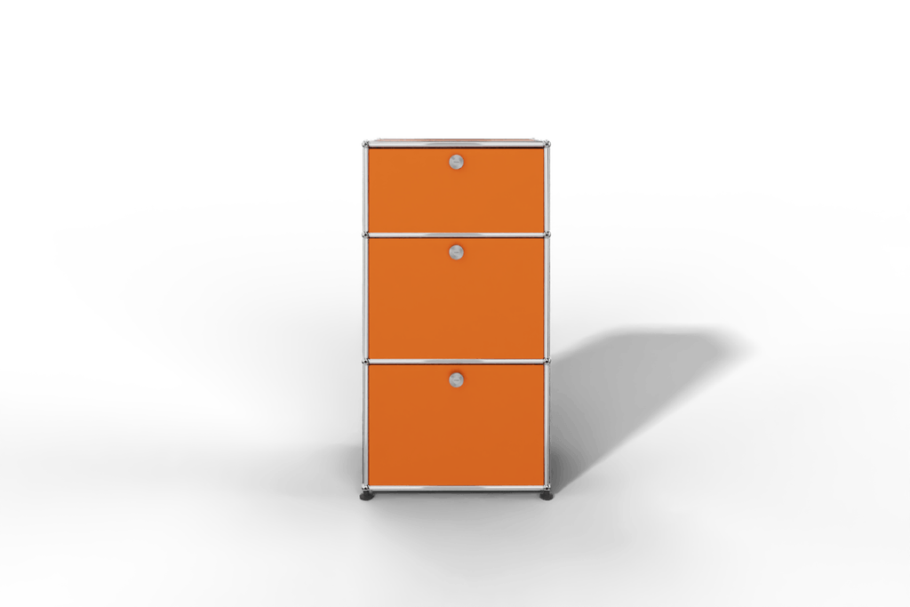 USM Haller schmales Highboard mit 3 Klapptüren.