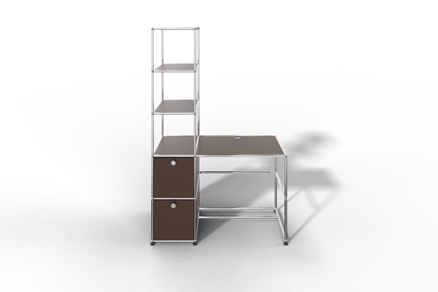 Arbeitsplatz mit zwei Klapptüren und Regal