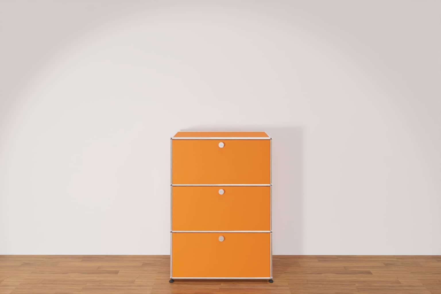 USM Haller Highboard in Reinorange mit 3 Klapptüren, Ausstellungsstück Produktbild