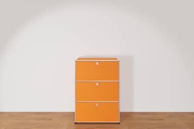 USM Haller Highboard in Reinorange mit 3 Klapptüren, Ausstellungsstück Produktbild