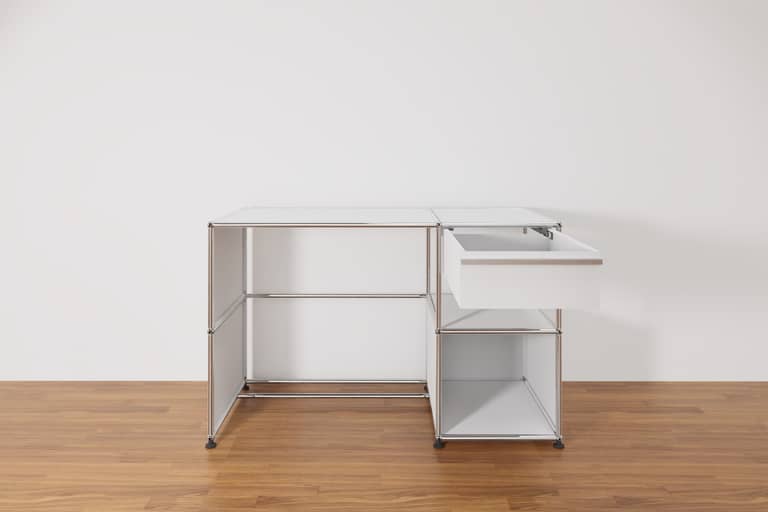 Original USM Haller Arbeitsplatz, reinweiss mit Schublade Ausstellungsstück Produktbild