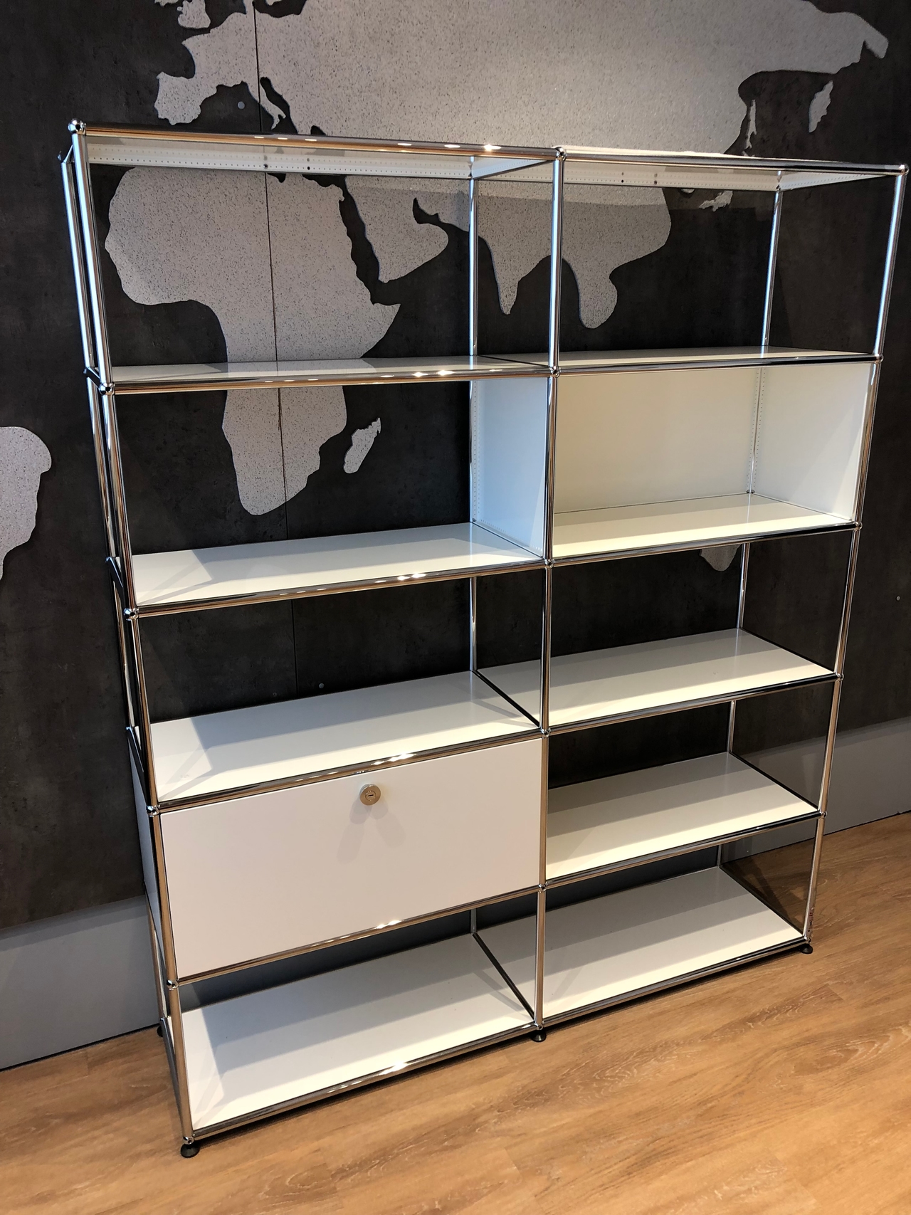 Original USM Haller Regalwand, offene und geschlossene Fächer kombiniert Produktbild
