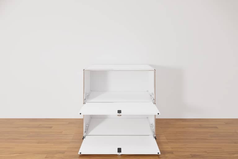 USM Haller Sideboard mit 2 Klapptüren übereinander in Reinweiß, Ausstellungsstück Produktbild