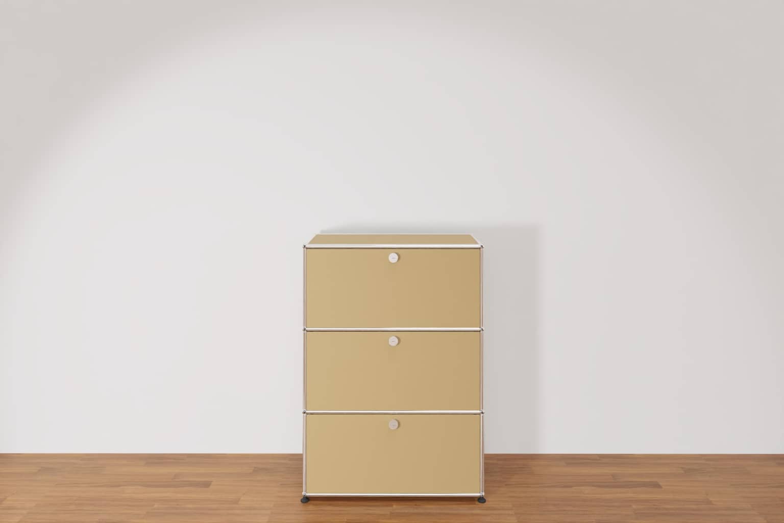 USM Haller Highboard in Beige mit 3 Klapptüren, Ausstellungsstück Produktbild