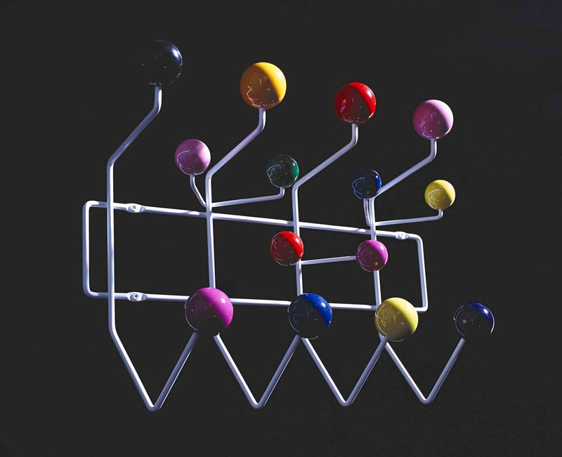 Vitra Hang it all, Charles und Ray Eames 1953 Garderobe Produktbild