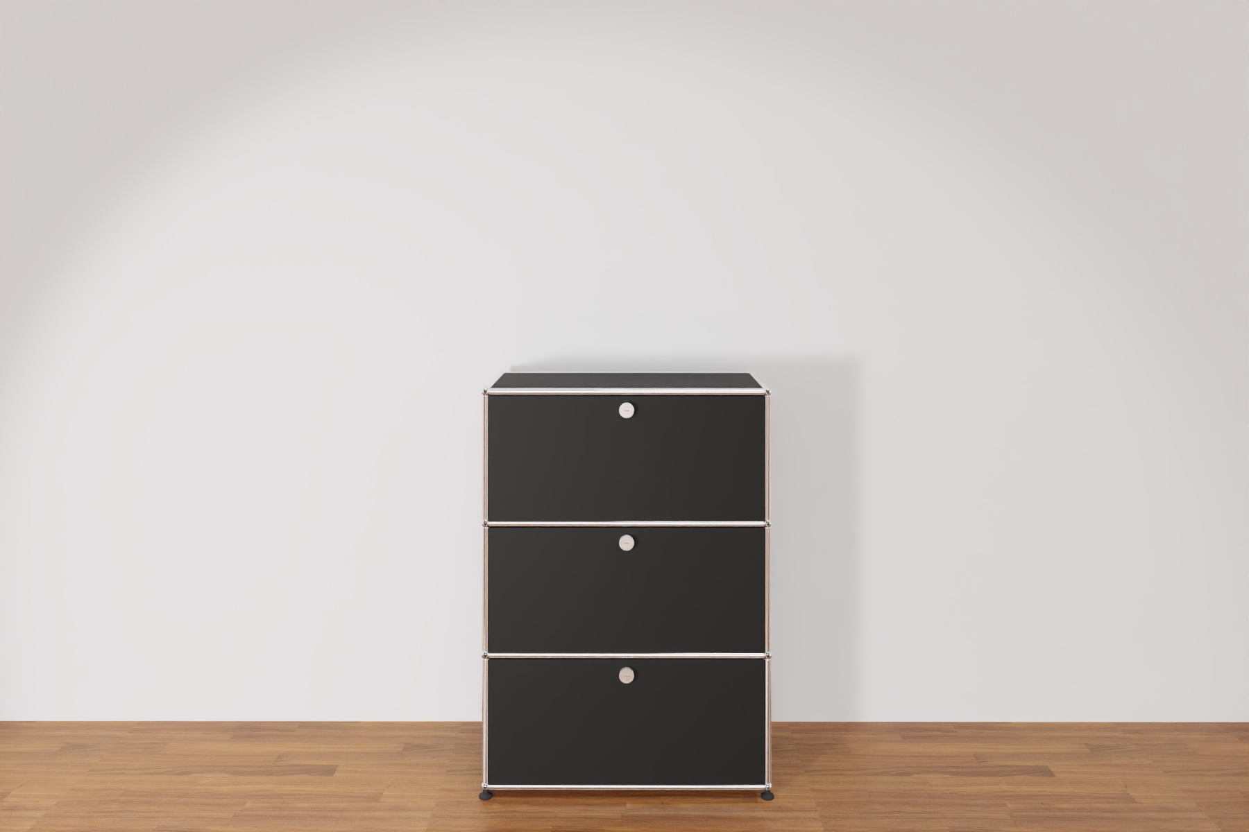 USM Haller Highboard in Graphitschwarz mit 3 Klapptüren, Ausstellungsstück Produktbild