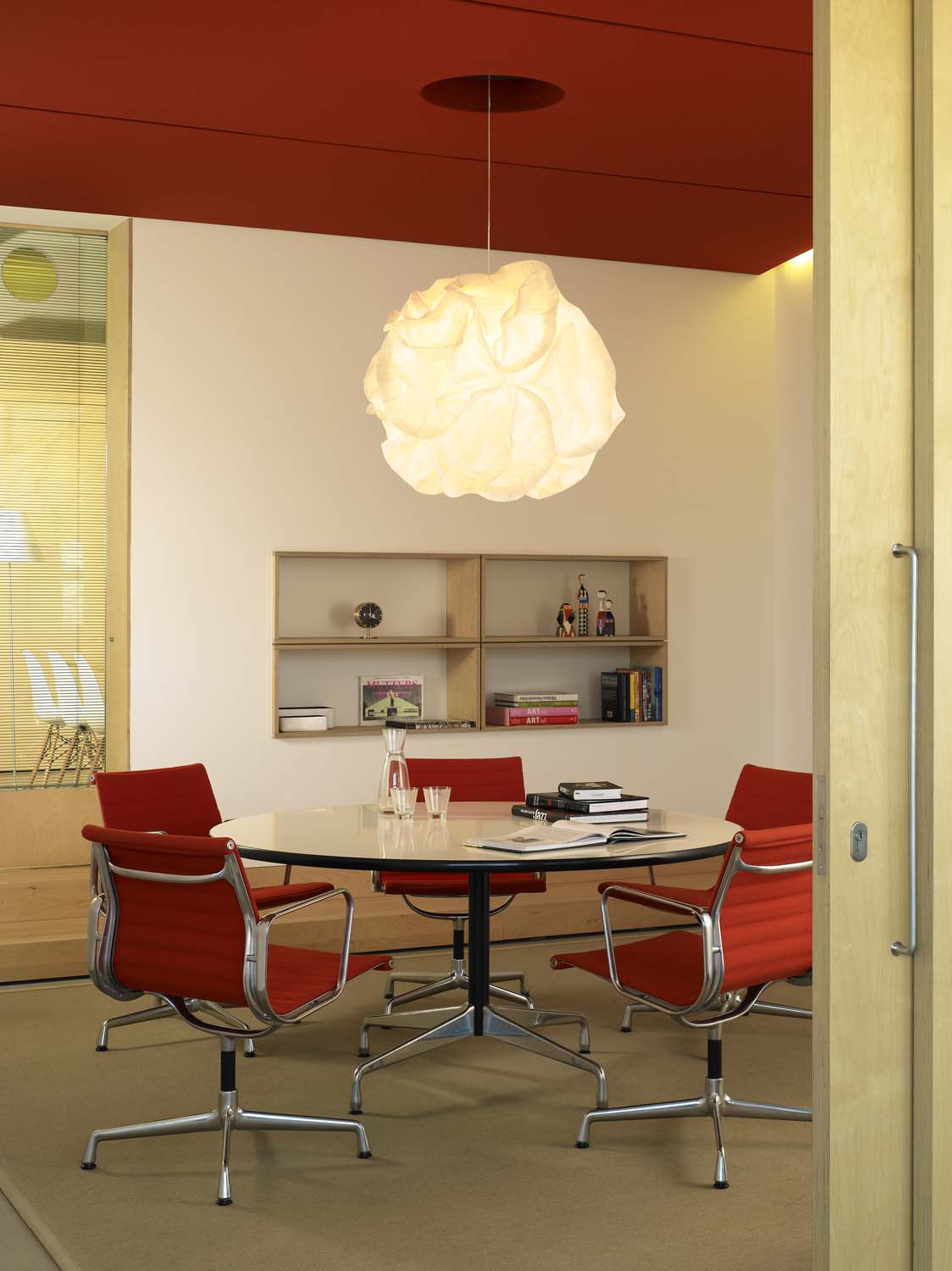 Vitra Aluminium Chair EA108 verchromt mit Hopsak Produktbild