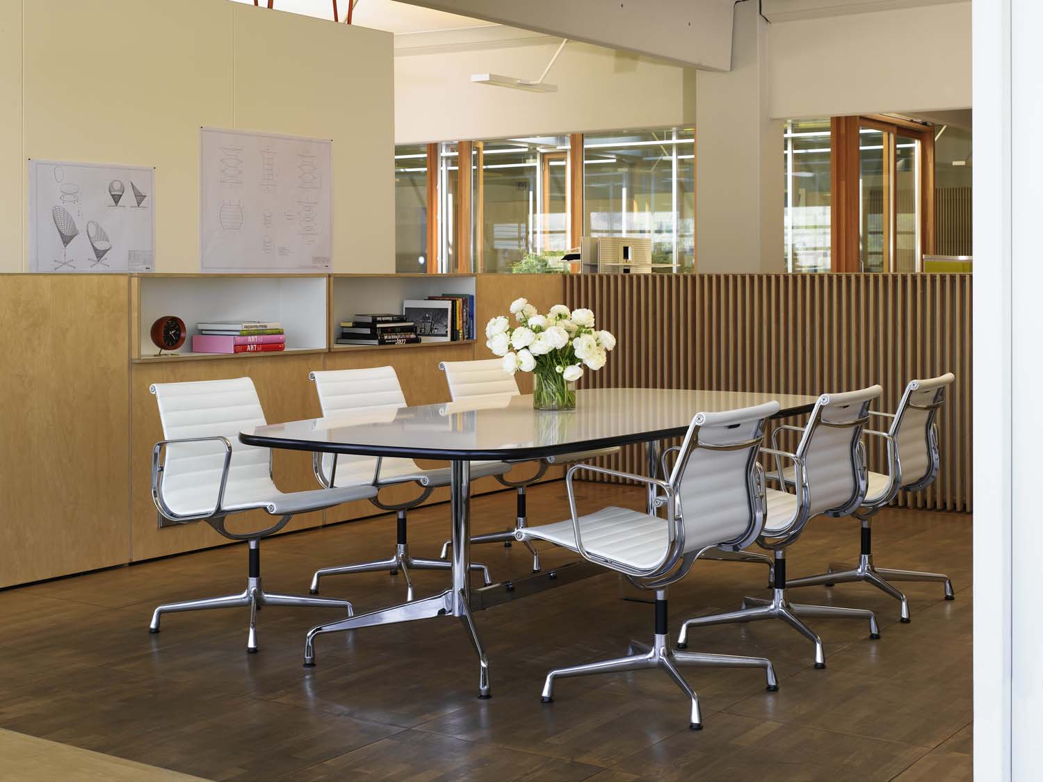 Vitra Aluminium Chair EA 108 mit Armlehne, Lederbezug in schwarz Produktbild