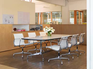 Vitra Aluminium Chair EA 108 mit Armlehne, Lederbezug in schwarz Produktbild