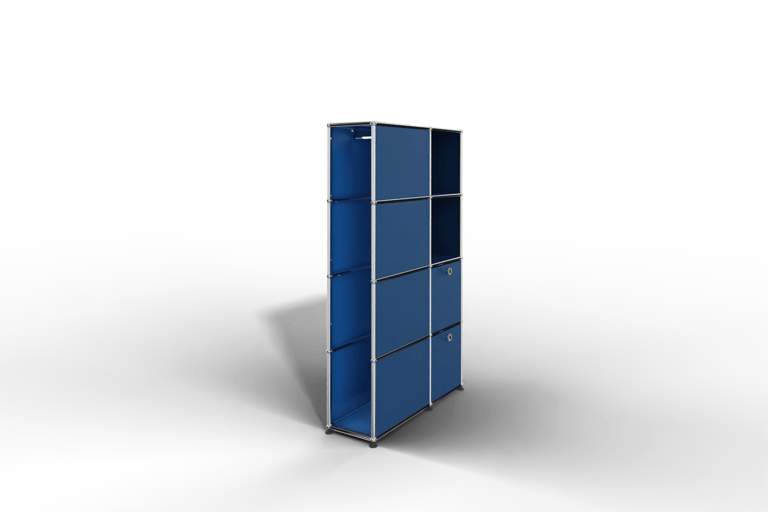 Seitlich geöffnete Garderobe mit Fächern und Klapptüren Produktbild