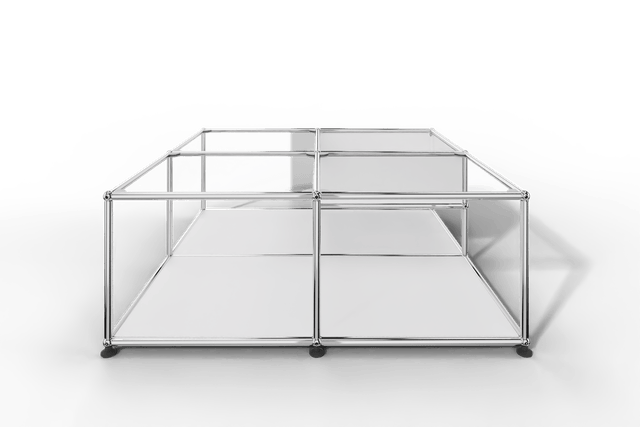 Quadratischer Couchtisch mit Glastablaren und Ablagefach