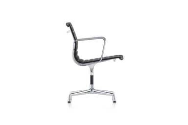 Vitra Aluminium Chair EA 108 mit Armlehne, Lederbezug in schwarz Produktbild