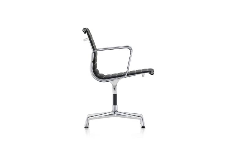 Vitra Aluminium Chair EA 108 mit Armlehne, Lederbezug in schwarz Produktbild