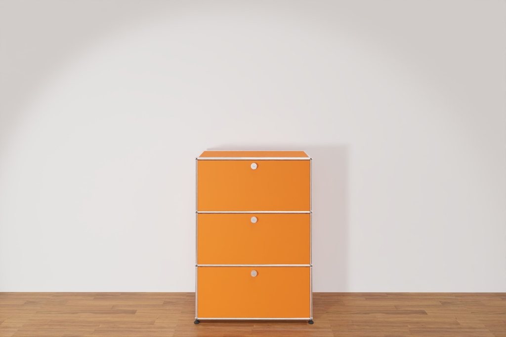 USM Haller Highboard in Reinorange mit 3 Klapptüren, Ausstellungsstück