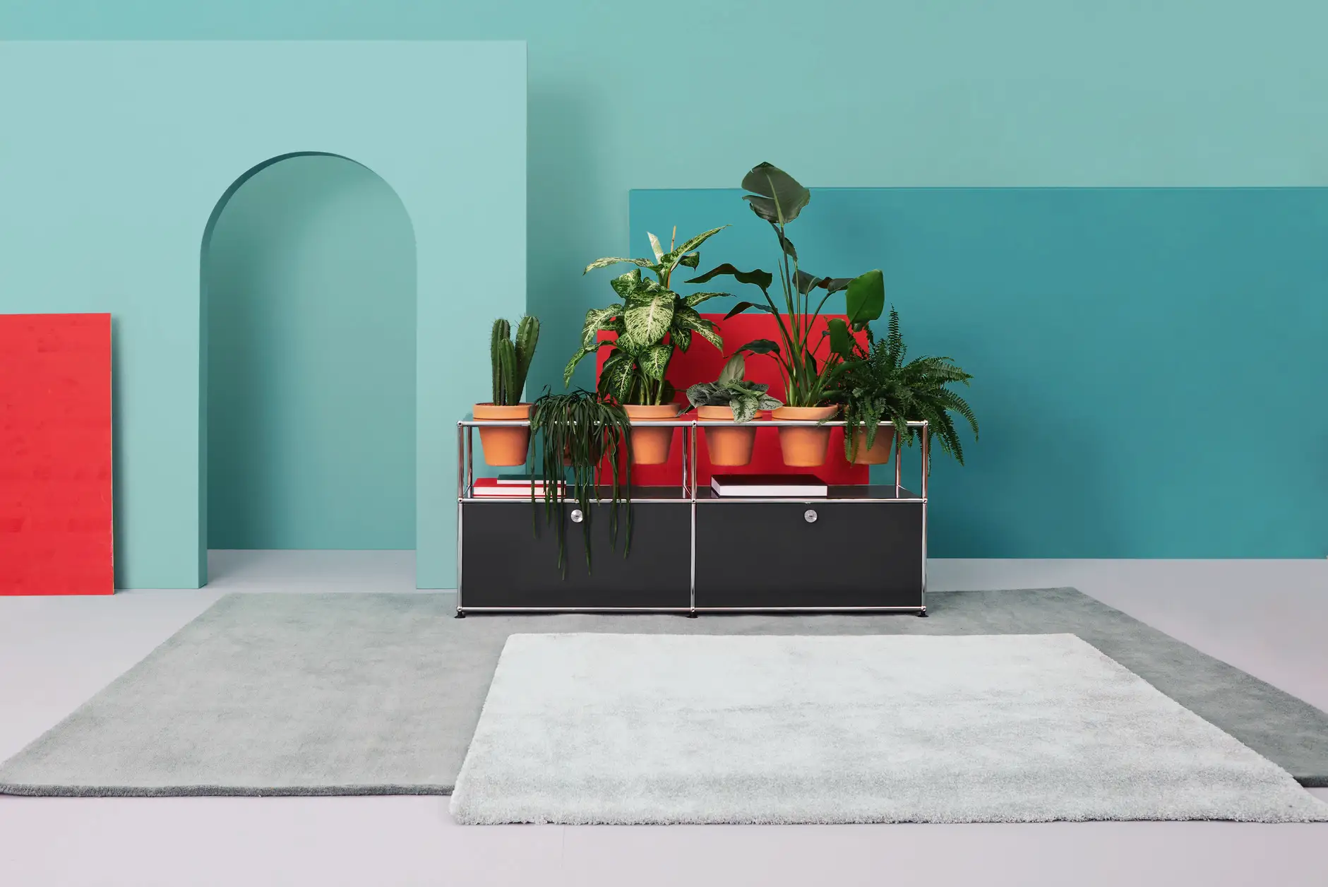 USM-Haller Sideboard mit Pflanzeneinlagen in abstraktem Raum